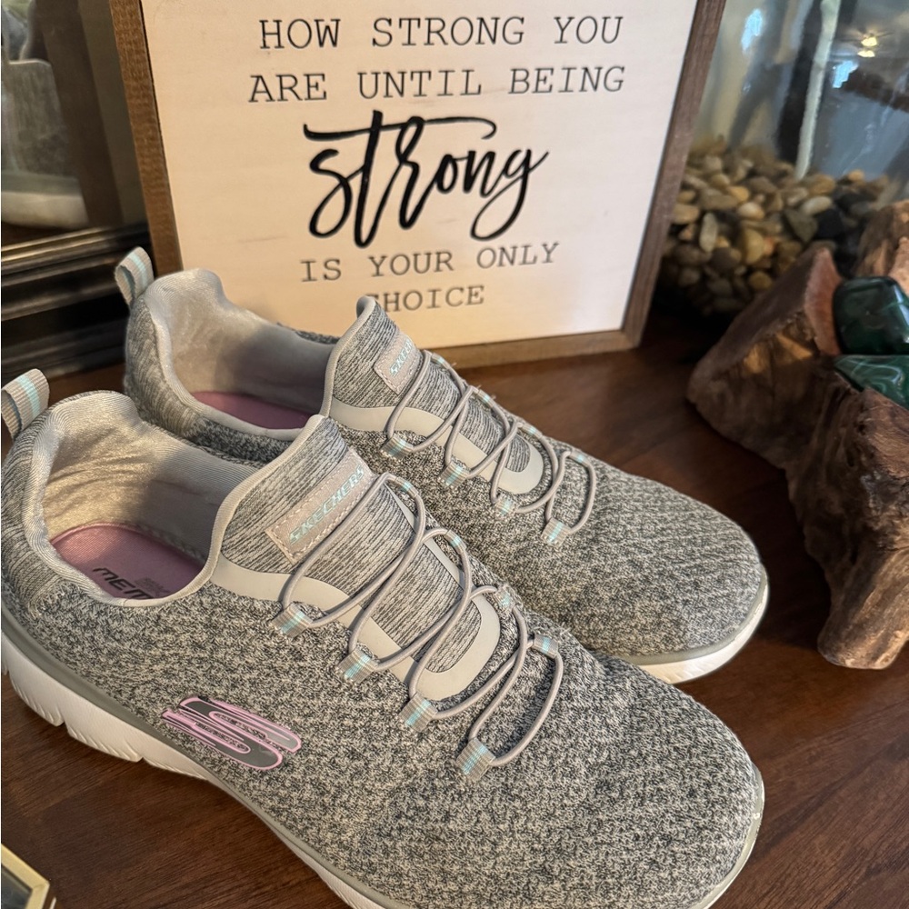 Skechers Women's 8 Gray and Pink Sneakers Memory Foam